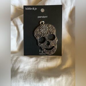 NWT Hildie & Jo Silver Skull Pendant